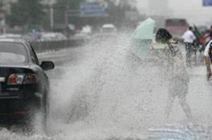 “开车溅人一身水”被罚 期待产生震慑效应